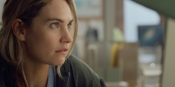 リリー・ジェームズ「女性の不屈の精神を描いた物語を探求したい」『スワイプ：マッチングの法則』インタビュー到着