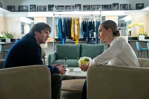 リリー・ジェームズ「女性の不屈の精神を描いた物語を探求したい」『スワイプ：マッチングの法則』インタビュー到着