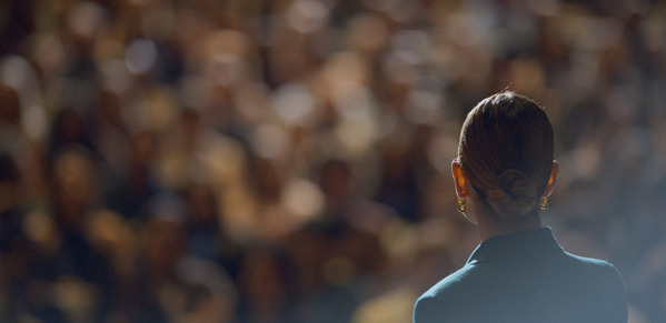 リリー・ジェームズ「女性の不屈の精神を描いた物語を探求したい」『スワイプ：マッチングの法則』インタビュー到着