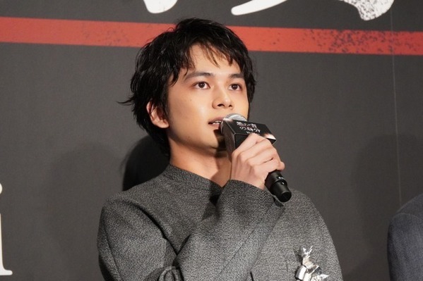 北村匠海「役者はヤドカリ」と持論！ その理由に林裕太、綾野剛は納得『愚か者の身分』完成披露