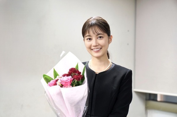 「圧巻だった」福山雅治＆有村架純ら『ブラック・ショーマン』大ヒット記念クランクアップ写真到着