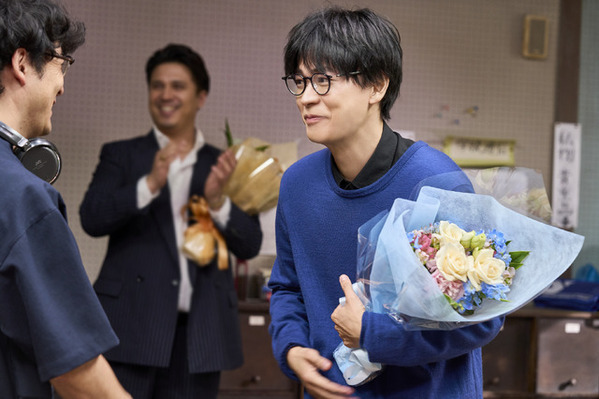 「圧巻だった」福山雅治＆有村架純ら『ブラック・ショーマン』大ヒット記念クランクアップ写真到着