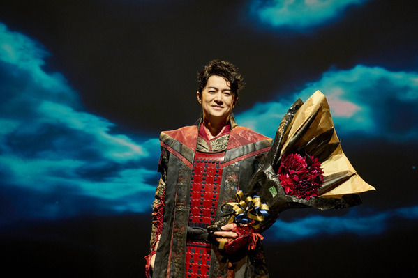 「圧巻だった」福山雅治＆有村架純ら『ブラック・ショーマン』大ヒット記念クランクアップ写真到着