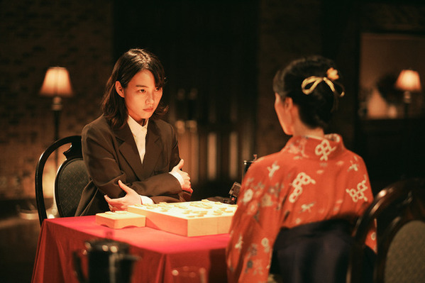 のん vs 鳴海唯「MISS KING / ミス・キング」ライバル場面写真