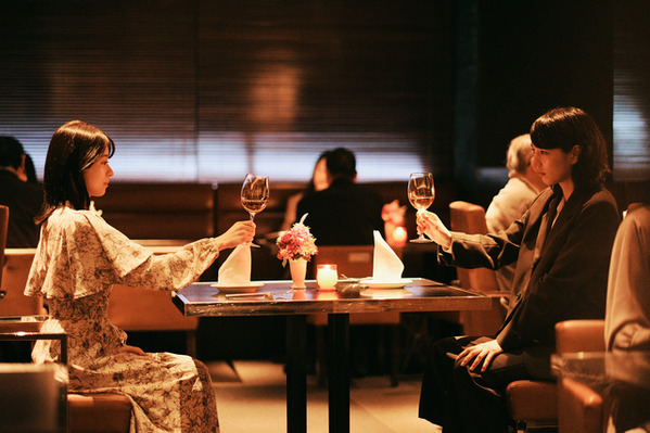 のん vs 鳴海唯「MISS KING / ミス・キング」ライバル場面写真