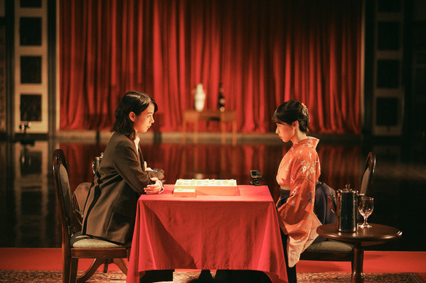 のん vs 鳴海唯「MISS KING / ミス・キング」ライバル場面写真