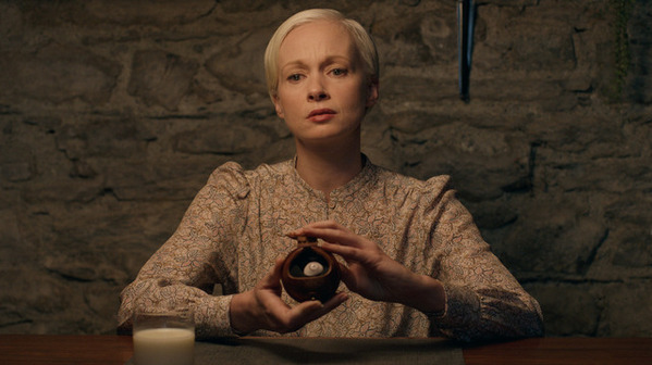 盲目霊媒師が“呪いの人形”と未解決殺人の真相に迫る『Oddity』邦題が『視える』に決定