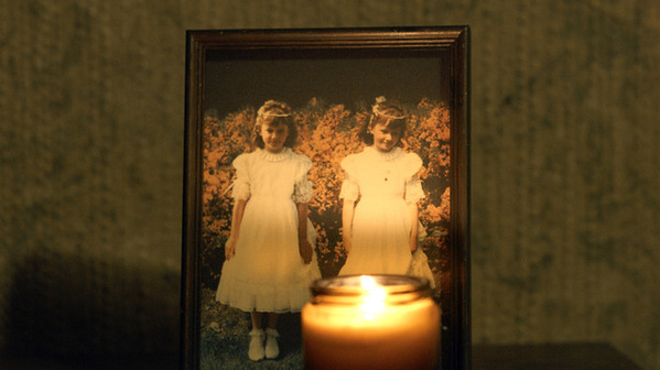 盲目霊媒師が“呪いの人形”と未解決殺人の真相に迫る『Oddity』邦題が『視える』に決定