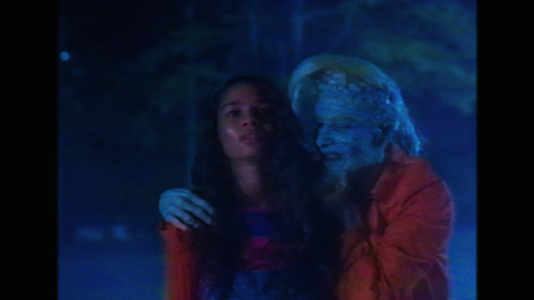 主人公たちがのめり込むテレビ番組「ピンク・オペーク」映し出す『テレビの中に入りたい』本編映像