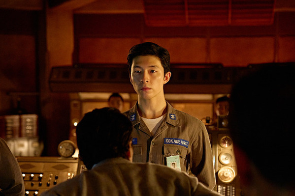 山田孝之＆椎名桔平＆笠松将ら、緊迫した状況に日本語も飛び交うNetflix『グッドニュース』予告編