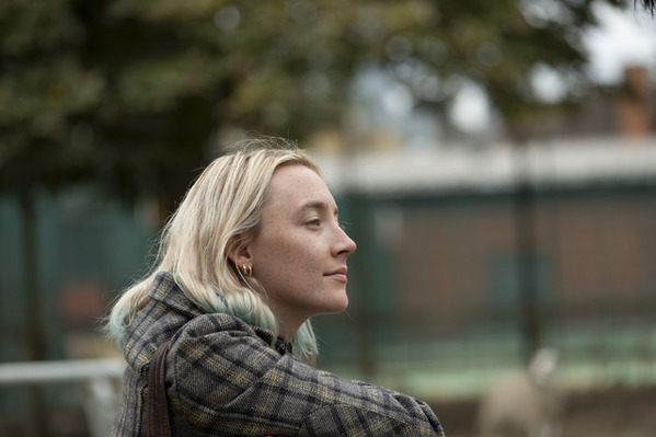 シアーシャ・ローナンが主演賞を受賞　初プロデュース作『おくびょう鳥が歌うほうへ』1月公開