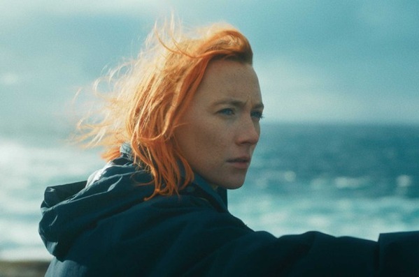 シアーシャ・ローナンが主演賞を受賞　初プロデュース作『おくびょう鳥が歌うほうへ』1月公開