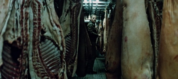 豚を運ぶトラック運転手に忍び寄る殺人鬼の気配…『ロードゲーム』日本版ビジュアル＆本予告