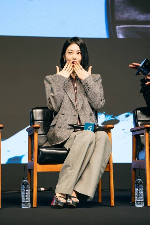 ロウン「電気を消してご覧いただきたいです」「濁流」会見に登場