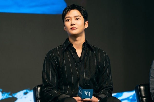 ロウン「電気を消してご覧いただきたいです」「濁流」会見に登場