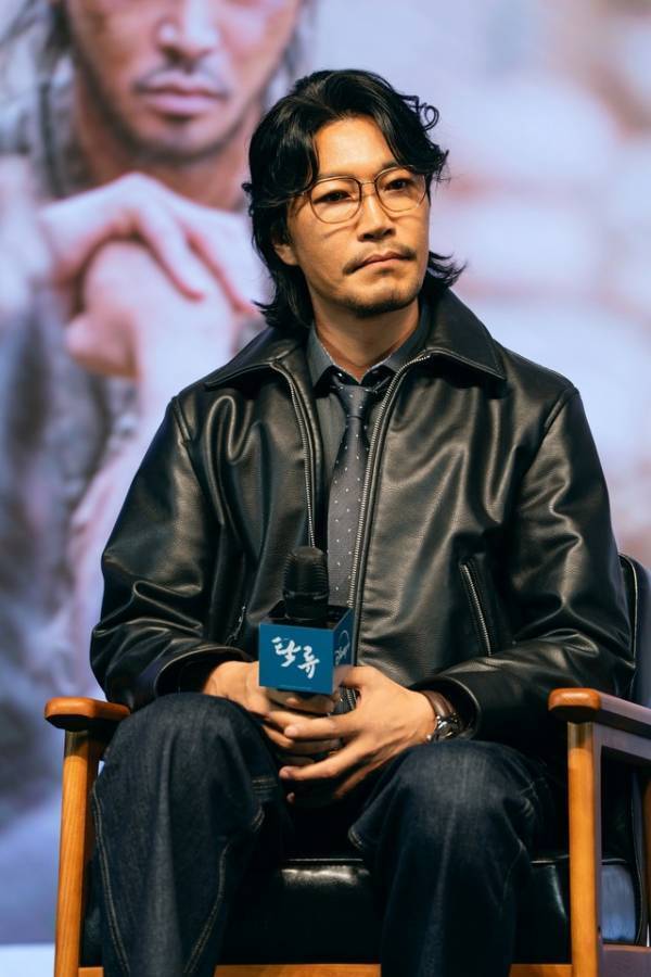 ロウン「電気を消してご覧いただきたいです」「濁流」会見に登場