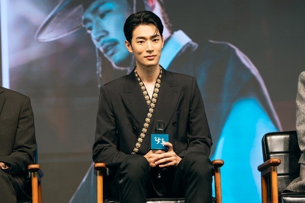 ロウン「電気を消してご覧いただきたいです」「濁流」会見に登場