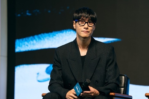 ロウン「電気を消してご覧いただきたいです」「濁流」会見に登場