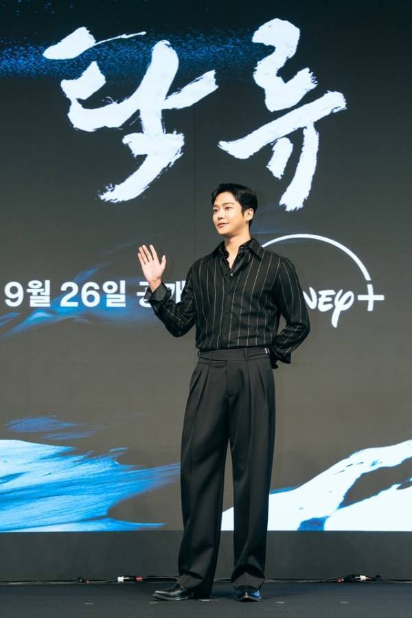 ロウン「電気を消してご覧いただきたいです」「濁流」会見に登場