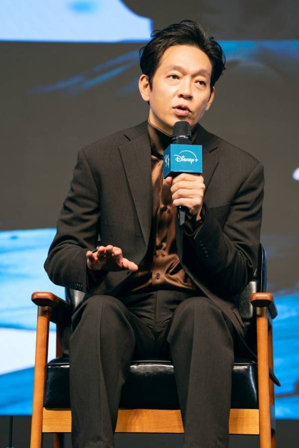 ロウン「電気を消してご覧いただきたいです」「濁流」会見に登場