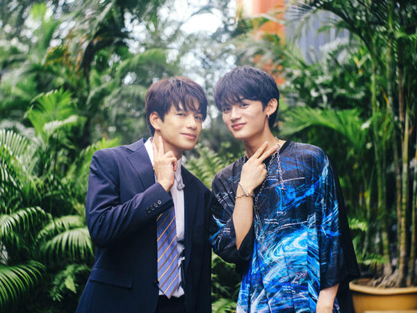 森崎ウィン＆藤原大祐が“動脈ピース”！ 向井康二＆逢見亮太のリラックスした表情も『（LOVE SONG）』仲良しオフショット