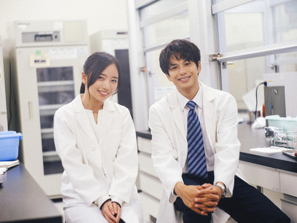 森崎ウィン＆藤原大祐が“動脈ピース”！ 向井康二＆逢見亮太のリラックスした表情も『（LOVE SONG）』仲良しオフショット