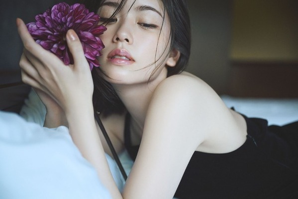 小芝風花「お花がテーマ」カレンダー2026「Flower」予約開始