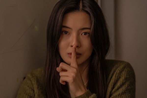 謎の張り紙、奇妙なイラスト、不気味な男…劇中登場の不穏なアイテム＆人物捉える『層間騒音』場面写真