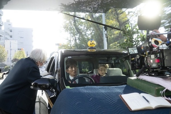 クランクアップには熱いハグも…和やかな撮影現場捉える『TOKYOタクシー』メイキング写真＆撮影現場レポート