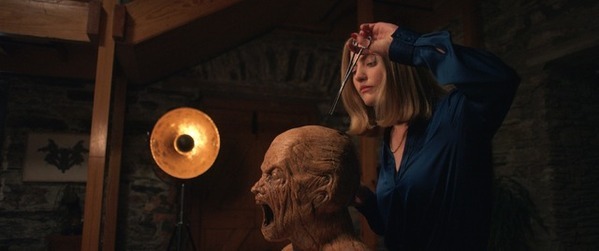 思わず震撼！ 後頭部に埋め込まれたものとは…『視える』本編映像