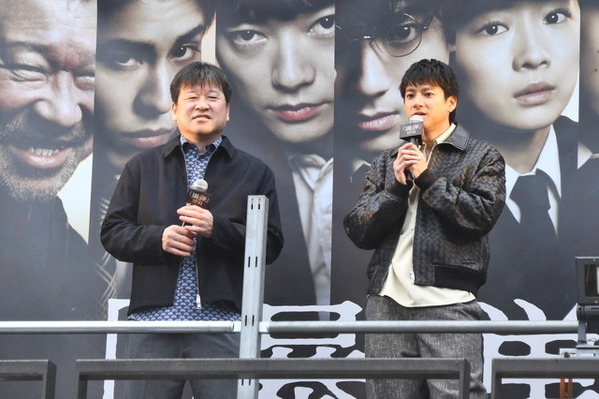 山田裕貴＆佐藤二朗、雨の新宿でサプライズ街頭演説「“『爆弾』観た？ヤバいよ！”自然と広まっていく気がして」