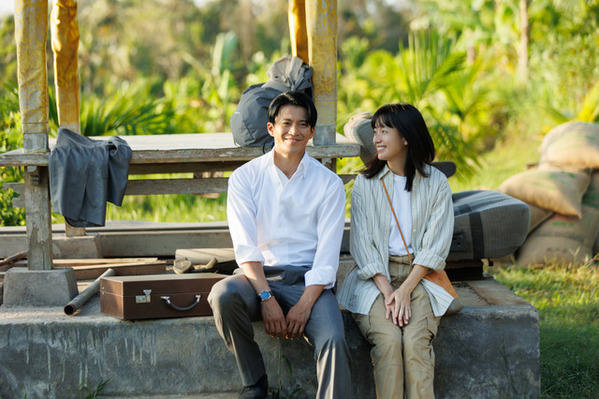 寄り添う小栗旬＆ハン・ヒョジュ、仲睦まじい赤西仁＆中村ゆり捉える「匿名の恋人たち」オフショット