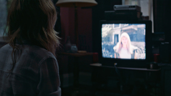 手を振る男は何者か…気鋭スタジオNEONが放つ注力作『シェルビー・オークス』追加場面写真解禁