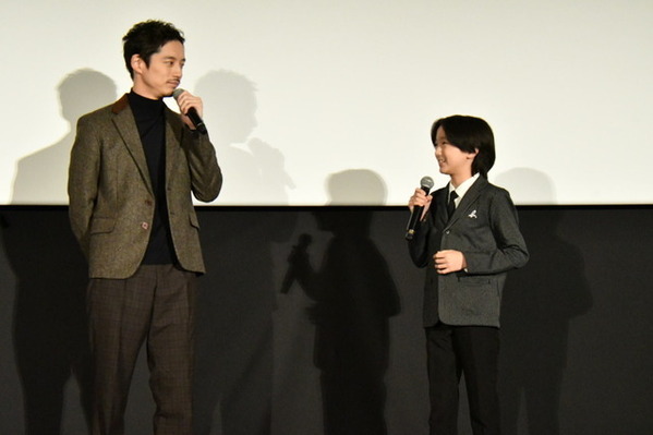 坂口健太郎「きついパートを背負ってくれた」少年時代を演じた小野桜介が“人生初”の舞台挨拶に登壇『盤上の向日葵』