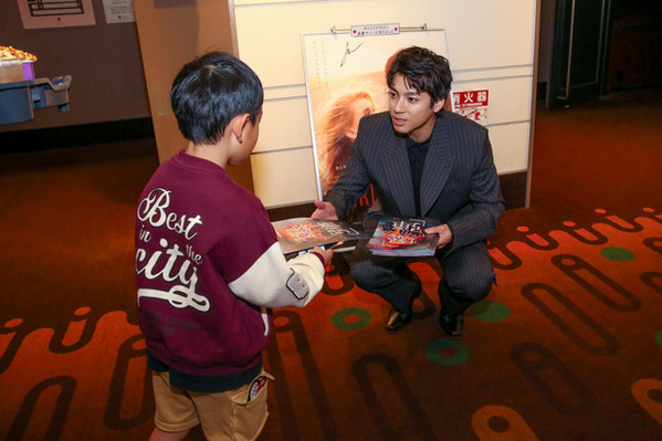 山田裕貴、佐藤二朗をリスペクト「芝居の幅が本当にすごい」『爆弾』舞台挨拶 自らチラシ配りも