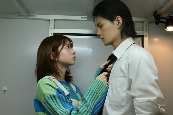 「可愛すぎて悶絶」「好きなシーン」桜田ひより＆佐野勇斗の“ネクタイシーン”裏側公開「ESCAPE それは誘拐のはずだった」