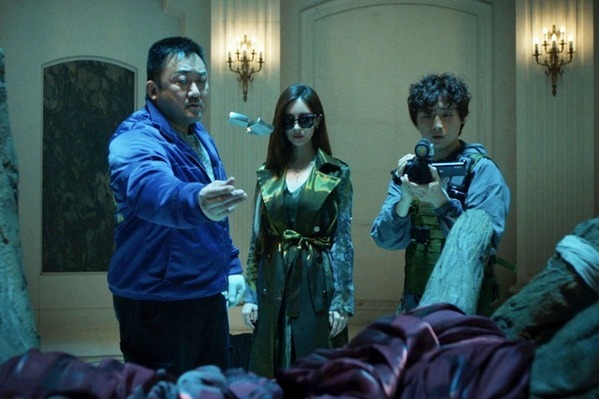 マ・ドンソクが“会社設立”を提案『悪魔祓い株式会社』悪魔と拳で戦うバウ社長たちの新場面写真