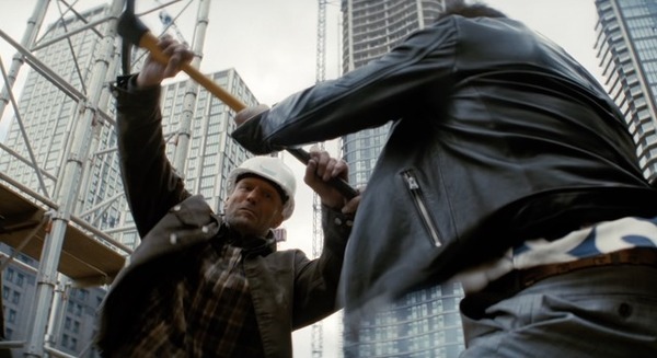 “現場監督”ジェイソン・ステイサム、爽快な工具アクション披露！『ワーキングマン』本編映像