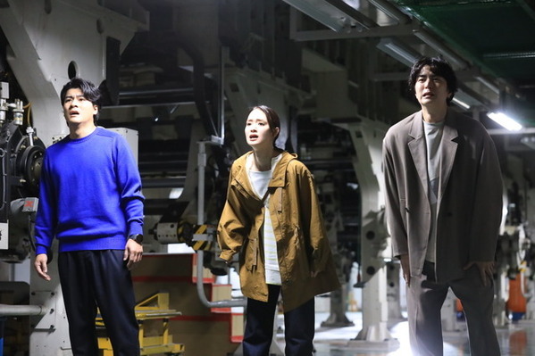 黒服の人物は複数人いた？ “トヨ”稲葉友にも「怪しい」の声…「良いこと悪いこと」7話考察