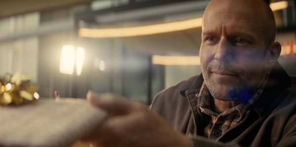 実の父親そっくり!? 娘役が語る、ジェイソン・ステイサム“父の顔”『ワーキングマン』愛娘との心温まる場面カット