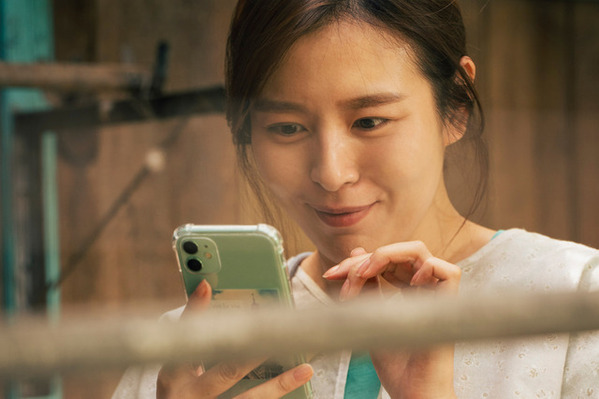 マッチングアプリで出会った“運命の人”は国際ロマンス詐欺師!?…『サリー』1月公開　予告編も解禁