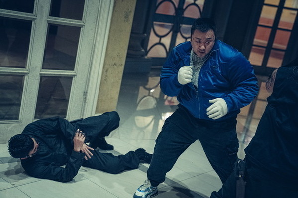 「まさに匠」マ・ドンソクの“拳”アクションは新次元へ『悪魔祓い株式会社』本編映像