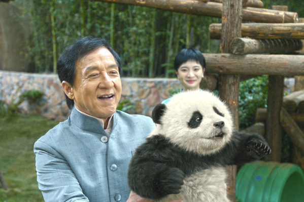 ジャッキー・チェンがパンダを愛でる…中国で予想外のヒット『パンダプラン』場面写真