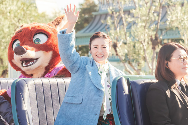 【ディズニー】上戸彩がサプライズでパレードルートに登場！スペシャルグリーティング、『ズートピア２』公開初日に開催