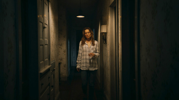 廃墟の町で失踪したYouTuberたちの事件伝えるニュース映像『シェルビー・オークス』新場面写真も