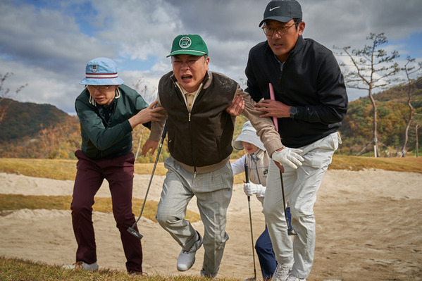 「接待ゴルフあるある」に共感の涙!?『ロビー！　4000億円を懸けた仁義なき18ホール』ポスター＆場面写真