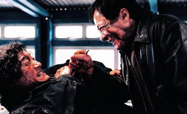 ジャッキー・チェンvsレオン・カーフェイ、ベテラン同士の壮絶ナイフバトル！『シャドウズ・エッジ』本編解禁