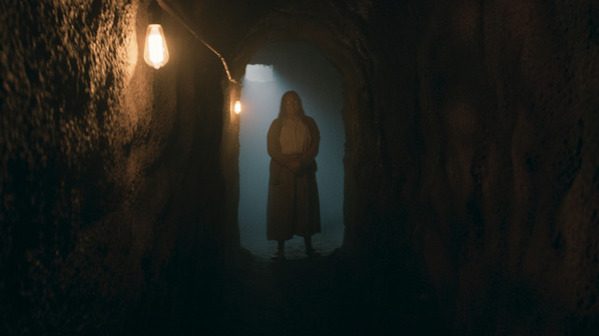 誰もいるはずのない廃墟の街に謎の老婆が…その正体は？『シェルビー・オークス』本編映像＆場面写真