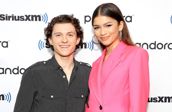 ゼンデイヤ、トム・ホランド一家と人気リアリティー番組の体験型イベント参加に対し、ファンからは「もう家族の一員だね」と羨望の声