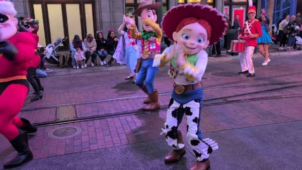 【海外ディズニー】人気の“ビバ・ナビダ！”も！ディズニー・カリフォルニア・アドベンチャー・パークのホリデー